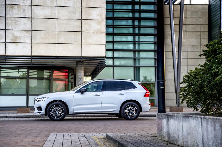  Volvo XC60 B4 R-Design 2019 года  (UK) (фото 5 из 26)